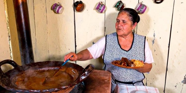 Receta y razón de ser del pozole